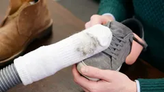 スエードの靴を毛を傷めずに掃除する方法:簡単なステップバイステップの手順