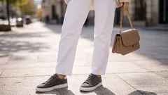 白いスニーカーの代わりに：この色は2026年春のジーンズとよりよく調和します！